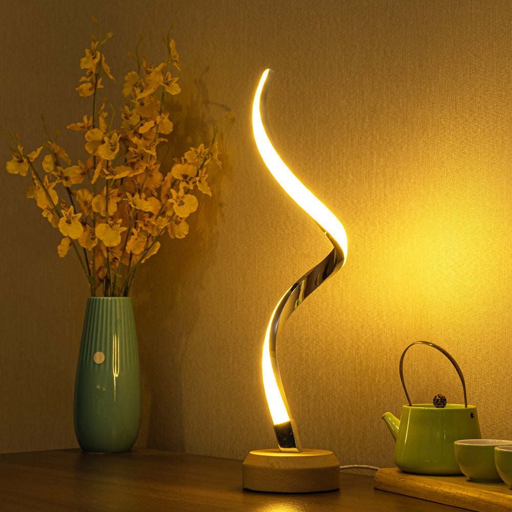 Spirale LED Tischlampe aus massivem Holz